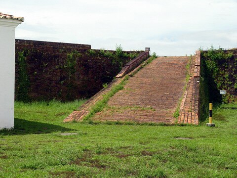 Rampa de acesso do interior da Fortaleza para o alto das muralhas, 